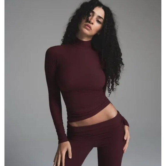 SKIMS Soft Lounge Mock Neck Long Sleeve Top in Bordeaux NWT XS - Picture 3 of 7